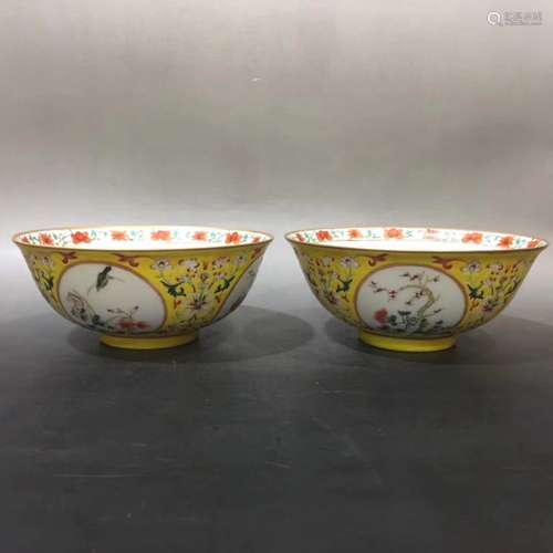 A PAIR OF FAMILLE ROSE BOWLS