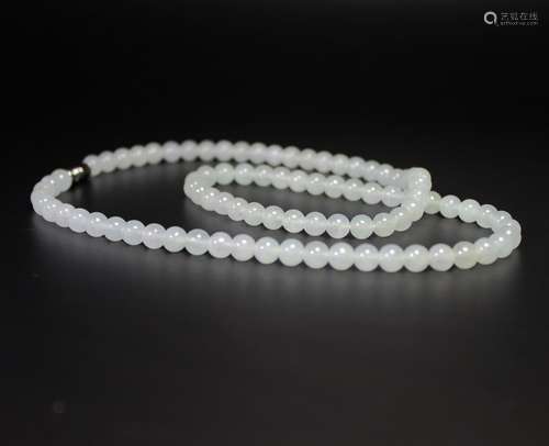 A WHITE JADEITE NECKLACE