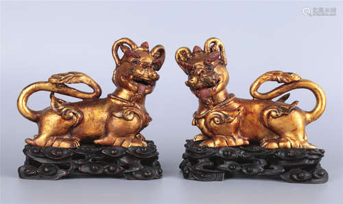 A PAIR OF GOLD LAQUER BRONZE BEAST