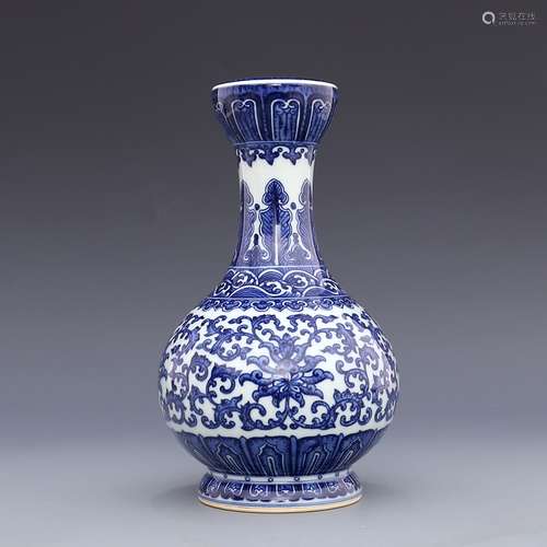 A BLUE AND WHITE LOTUS VASE