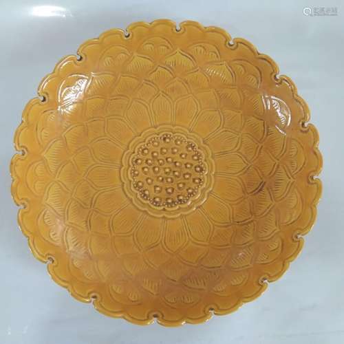 A YELLOW GLAZED PLATE WITH HONGZHI MARK