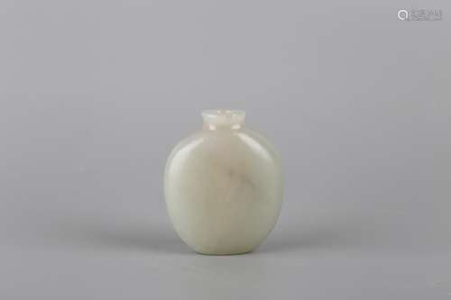 A PALE CELADON JADE SNUFF BOTTLE