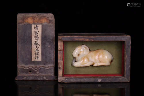 17-19TH CENTURY, A GOAT DESIGN HETIAN JADE ORNAMENT, QING DYNASTY