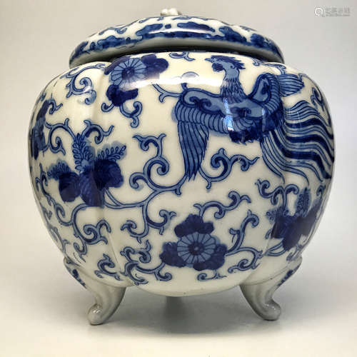 A BLUE&WHITE PHOENIX AND PEONY PATTERN THREE-FOOT DESIGN COVERD JAR