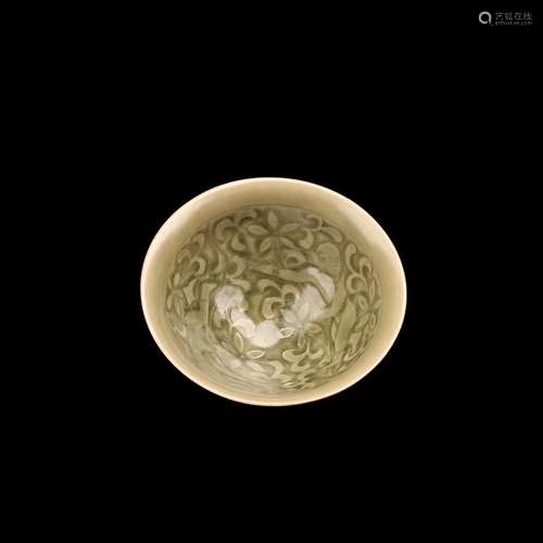 10-12TH CENTURY, A YAOZHOU KILN FLORAL PATTERN CUP, SONG DYNASTY