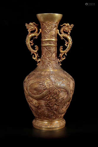 17-19TH CENTURY, A DRAGON DESIGN DOUBLE-EAR GILT BRONZE VASES, QING DYNASTY