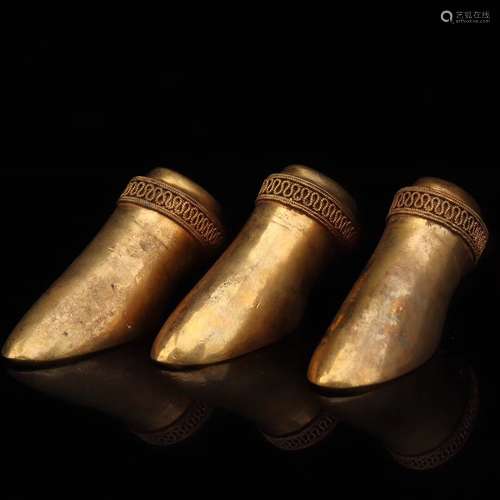 206BC-24AD, A SET OF HORSE HOOF SHAPED GOLD