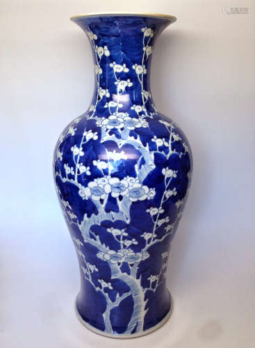 17-19TH CENTURY, A BLUE&WHITE PLUM PATTERN VASE, QING DYNASTY