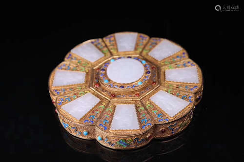 17-19TH CENTURY, A GILT SILVER FLORAL DESIGN BOX WITH HETIAN JADE, QING DYNASTY