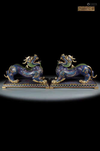 17-19TH CENTURY, A PAIR OF PIXIU BEAST DESIGN CLOISONNE ORNAMENTS, QING DYNASTY