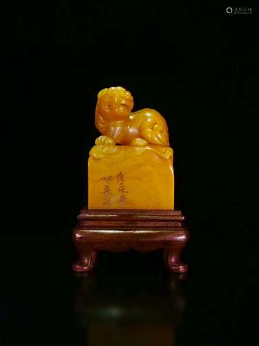 17-19TH CENTURY, AN ANIMAL DESIGN FIELD YELLOW STONE SEAL, QING DYNASTY