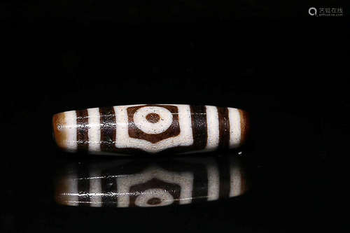 A QING DYNASTY TIBETAN AGATE THREE EARS DZI BEADS