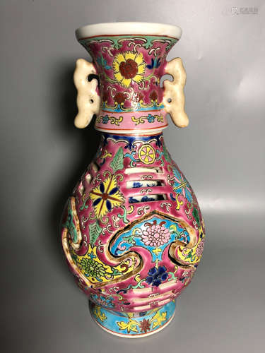 17TH-19TH CENTURY, A FLORAL PATTERN FAMILLE ROSE VASE , QING DYNASTY