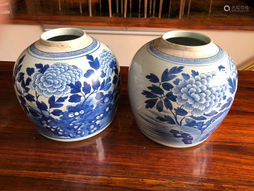 18-19TH CENTURY, A PAIR OF BLUE&WHITE PEONY PATTERN JARS