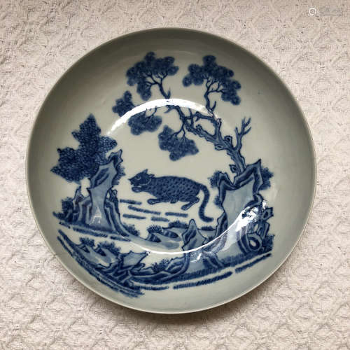 A BLUE&WHITE BEAST AND TREE PATTERN PLATE