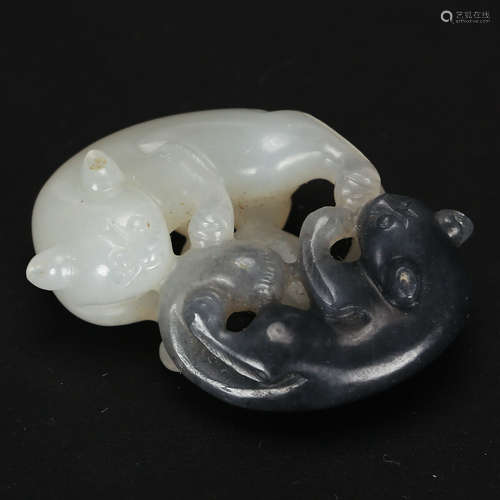 CHINESE GREY WHITE JADE PENDANT OF TWO CATS