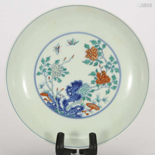 CHINESE DOUCAI PORCELAIN PLATE