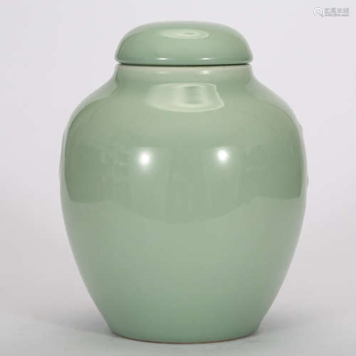 CHINESE CELADON GLAZED COVER JAR