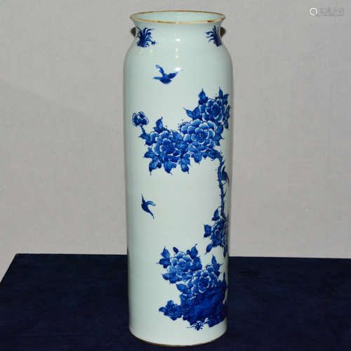 CHINESE BLUE AND WHITE SLEEVE VASE