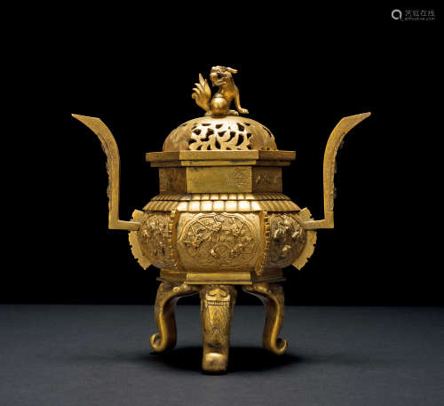 清中期 銅鎏金鏨花獅鈕三足薰爐