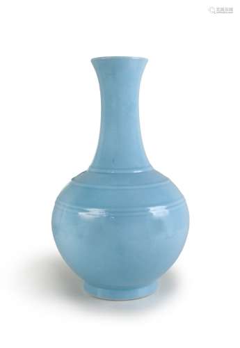 ‘大清光緒年製’天藍釉天球瓶