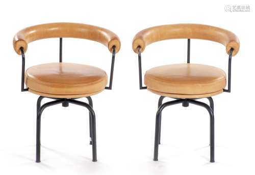 Le Corbusier et Charlotte Perriand, paire de fauteuils LC7 pivotant tubulaire en [...]