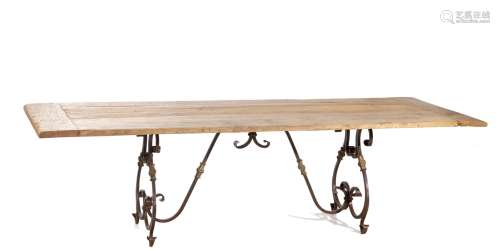 Grande table à dîner, pieds en fer forgé, plateau en vieux bois ancien de [...]