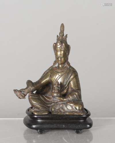 Bodhisattva en bronze assise tenant dans sa main droite un rouleau de prière et dans [...]