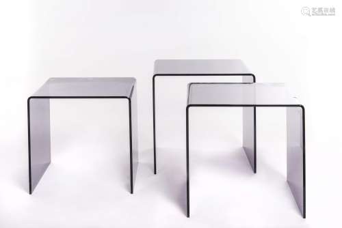 Trois tables gigognes en altuglass fumé. 1. H. 40.5x39.5x40 cm. 2. H. 38.5x38x40 [...]