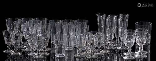 Baccarat France, 7 verres à eau en cristal taillé 13.5 & D.7 cm. On y joint un 8e [...]