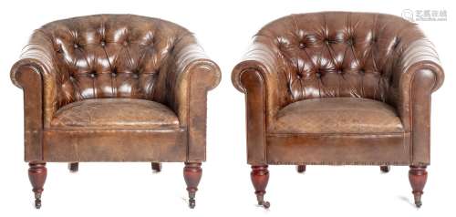 Ralph Lauren, paire de fauteuils de style Chesterfield en cuir de couleur havane, [...]