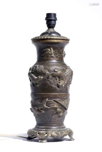 Vase en bronze du Japon à décor en relief d'oiseaux et d'animaux, vers 1900, sur un [...]