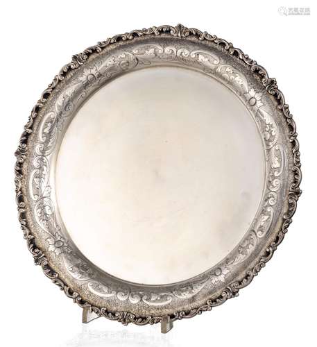 Plateau rond en argent .833 par Consentino, bordure mouvementée à décor de [...]