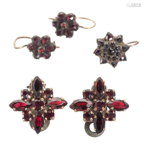 Paire de clip d'oreille en forme de fleurs composées de grenats et une paire de [...]