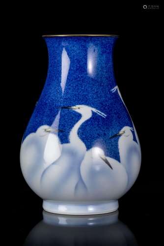 Vase balustre à décor d'aigrettes sur fond bleu moucheté, lèvre à rehaut or, [...]