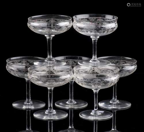 7 coupes à champagne en cristal gravé de guirlandes de vases fleuris. H. 9.8 & D. [...]