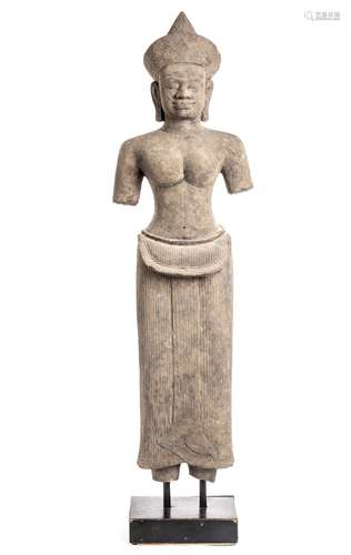 Statue Khmer en grès, portant un long sampot strié attaché par une ceinture, une [...]