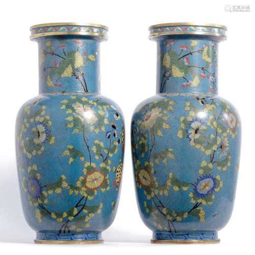 Paire de vase en cloisonné de Chine XIXe à décors de fleurs, grenades et papillons [...]