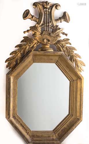 Miroir octogonal à cadre en bois doré, fronton à la lyre et haut-bois accotés de [...]