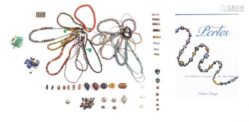 Ensemble de colliers, perles de verre, métal, ambre, bois et pierre d'Afrique. On y [...]