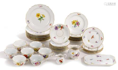 Meissen, ensemble de porcelaine à décor de fleurs composé de - 1 plateau de [...]