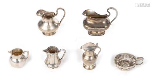 Ensemble d'argenterie comprenant : - 2 pots à lait en argent .833 du Pays-Bas. H. [...]