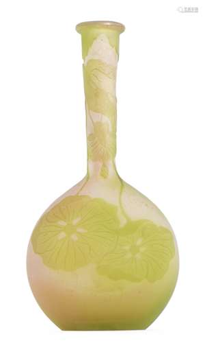 Emile Gallé (1846-1904), vase en verre multicouches à long col à décor floral en [...]