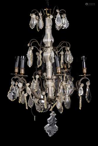 Lustre en bronze à 6 feux et pampilles de cristal, fût en verre. H. 55 & D.42 cm. [...]