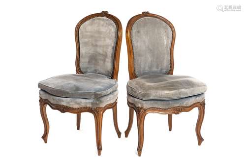 Paire de chaises en noyer sculpté recouvertes de velours bleu-gris. Probablement [...]