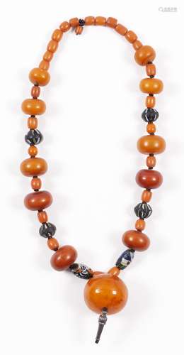 Collier composé de 11 perles d'ambre et alternance de perles orangées et perles en [...]