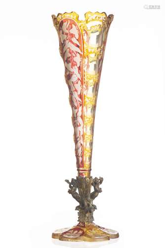 Vase cornet en cristal taillé de Bohême teinté rouge et jaune à décor gravé de [...]