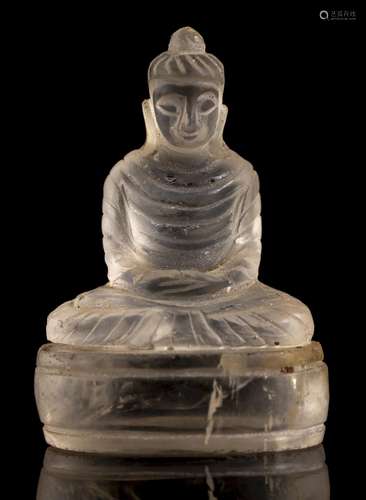 Petit bouddha birman en cristal de roche sculptée, les mains en position de [...]