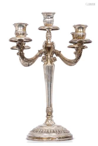 Girandole à 5 feux en argent .800 italien. H. 34 cm. Condition: Chocs et bougeoir [...]