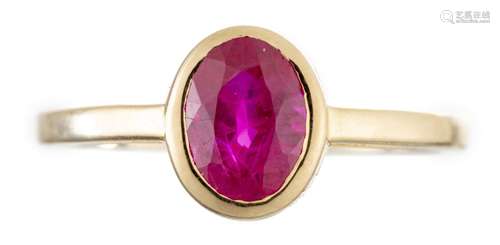 Bague en or .750 avec un rubis de forme ovale de ~1.5 ct serti clos. T. 57 Poids : [...]